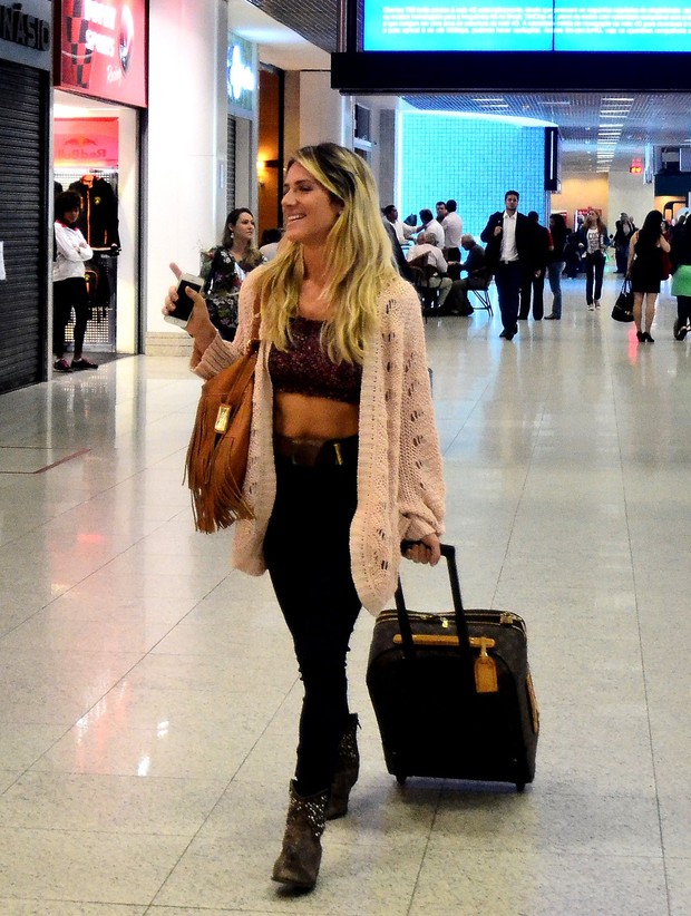 Giovanna Ewbank no aeroporto (Foto: William Oda / AgNews)