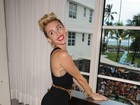 Miley Cyrus mostra magreza em macaquinho preto