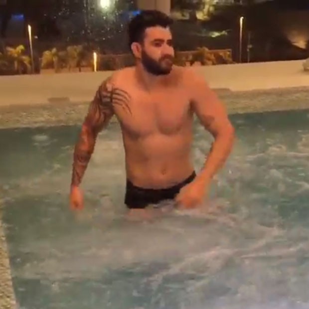 Gusttavo Lima dança em piscina (Foto: Instagram/ Reprodução)