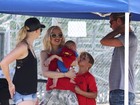 Gwen Stefani leva filho de dois meses para assistir jogo do irmão