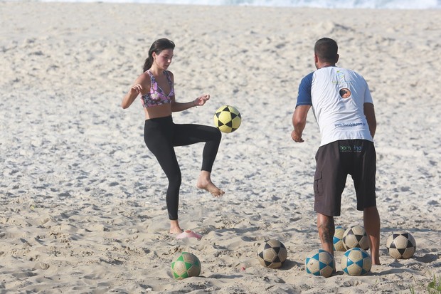Isis Valverde joga futevôlei na praia da Barra da Tijuca, RJ (Foto: Dilson Silva / Agnews)