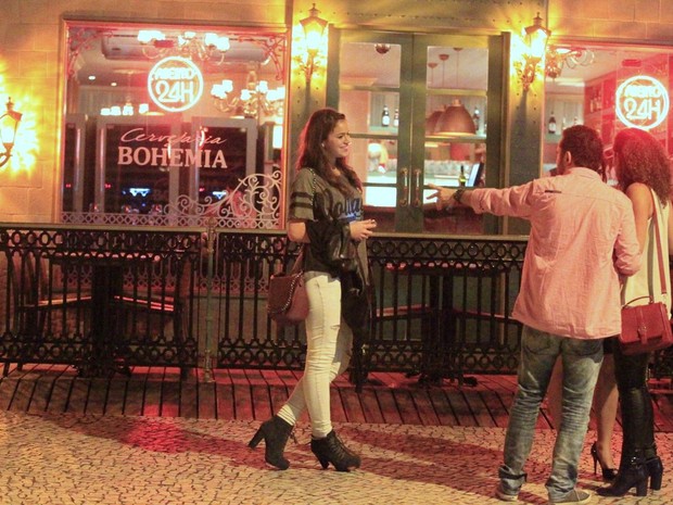 Camilla Camargo, Bruna Marquezine e Roberta Almeida em restaurante na Zona Oeste do Rio (Foto: Delson Silva/ Ag. News)