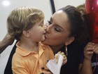 Claudia Leitte recebe carinho dos filhos em camarim em Salvador