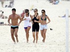 Fernanda Lima corre em praia e depois joga vôlei (e troca beijos) com Hilbert