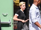 Miley Cyrus chama atenção ao usar vestido comportado sem sutiã