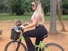 Geisy Arruda passeia de bicicleta com seu cachorro em São Paulo
