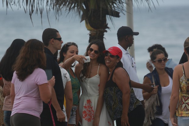 Bruna Marquezine com fãs (Foto: Dilson Silva/ Ag. News)