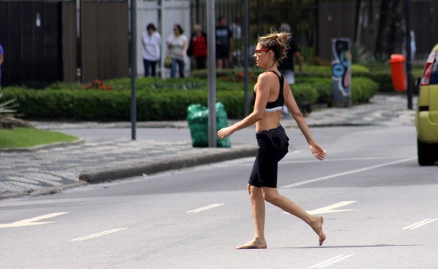 Após correr na areia, Fernanda Lima vai embora descalça (Foto: J.Humberto / AgNews)