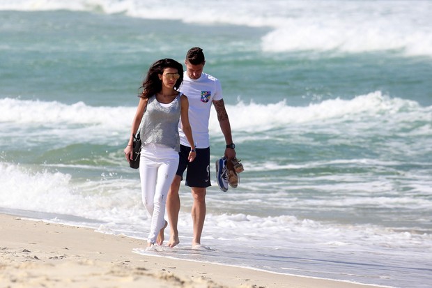 Olivier Giroud, jogador da França, e namorada em praia no RJ (Foto: Dilson Silva e André Freitas / Agnews)