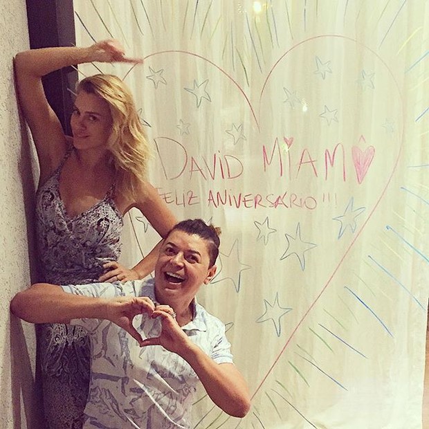 Carolina Dieckmann e David Brazil em festa no Rio (Foto: Instagram/ Reprodução)