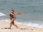 Fernanda de Freitas mostra corpão e namora muito na praia