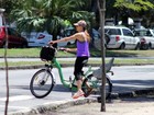 Fernanda Lima passeia de bicicleta no Rio