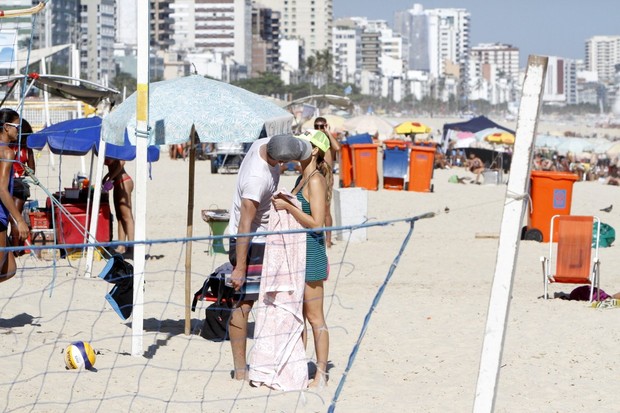 Fernanda Lima e Rodrigo Hilbert na praia do Leblon, RJ (Foto: Gil Rodrigues/ FotoRio News)