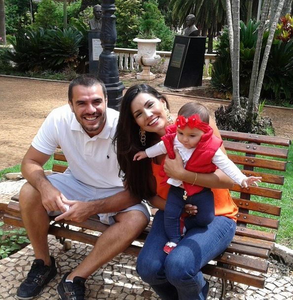 Daniel Saulo, Mariana Felício e filha Anita (Foto: Instagram/Reprodução)