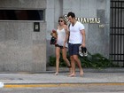 Gabriel Braga Nunes e namorada passeiam descalços na orla do Recife