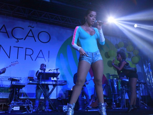 Anitta se apresenta na Zona Norte do Rio (Foto: Isac Luz/ EGO)