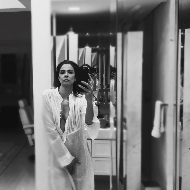 Luciana Gimenez posa de camisola transparente e sem lingerie (Foto: Instagram/ Reprodução)