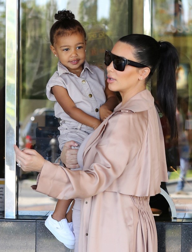 X17 - Kim Kardashian e a filha, North West, em Los Angeles, nos Estados Unidos (Foto: X17online/ Agência)