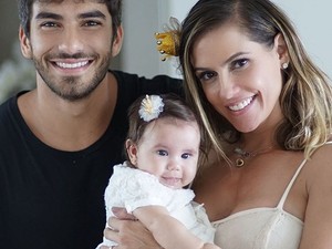 Hugo Moura e Deborah Secco com a filha, Maria Flor (Foto: Reprodução/Instagram)