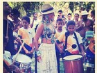 Beyoncé aproveita dia em Trancoso e toca com as crianças da região