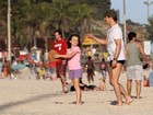 Marcelo Serrado brinca com a filha, Catarina, na praia