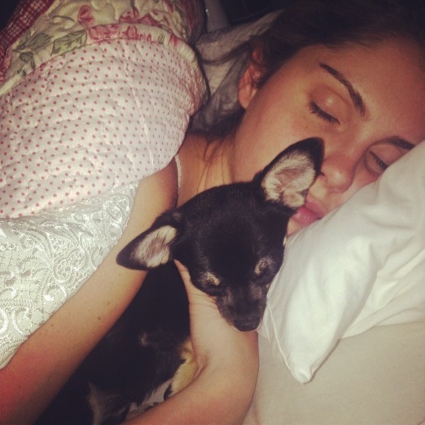 Bárbara Evans posta foto deitada com o cachorro (Foto: Reprodução/ Instagram)