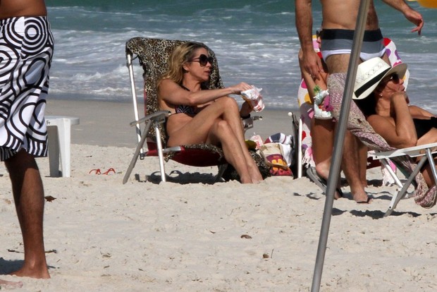 Danielle Winits na praia (Foto: Marcos Ferreira / Foto Rio News)