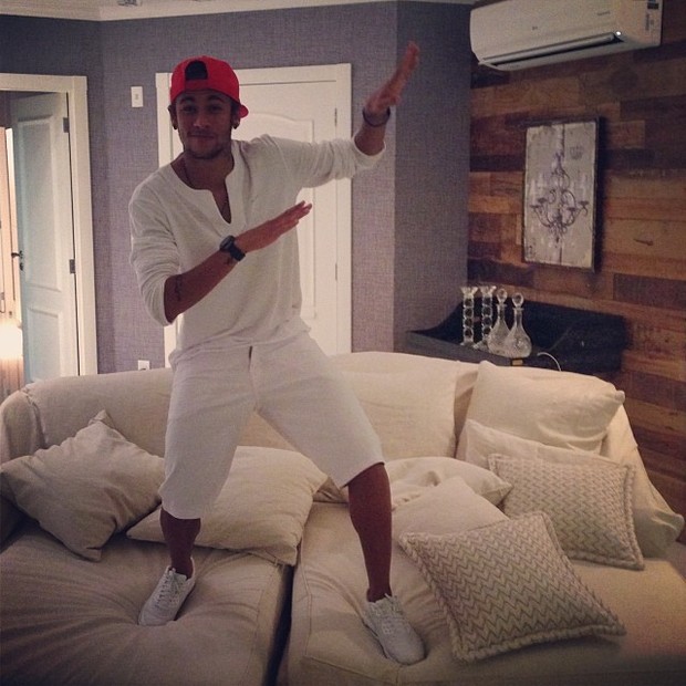 Neymar pula no sofá e deseja &#39;feliz 2014&#39; para fãs (Foto: Instagram)