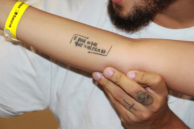 Fã tatua nome de livro de Caio Castro no braço (Foto: Christian Emanoel/ Divulgação)