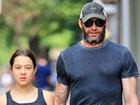 Hugh Jackman aparece barbudo e musculoso em passeio com a filha