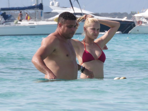 Ronaldo Fenômeno e a namorada, Celina Locks, em praia em Formentera, na Espanha (Foto: Grosby Group/ Agência)