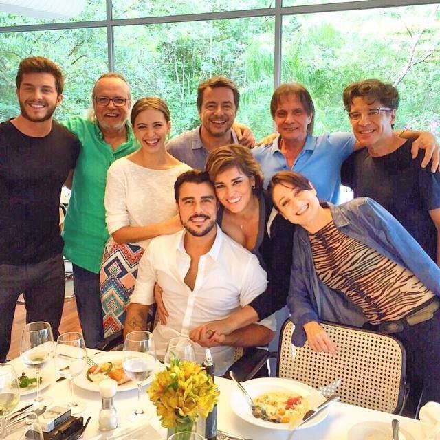 Roberto Carlos posa com o elenco da novela Império (Foto: Reprodução/Facebook)
