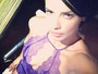 Adriana Lima posa sensual de camisola decotada