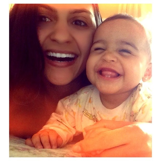 Renata Fontes, ex-noiva de Adriano, com a filha (Foto: Instagram / Reprodução)