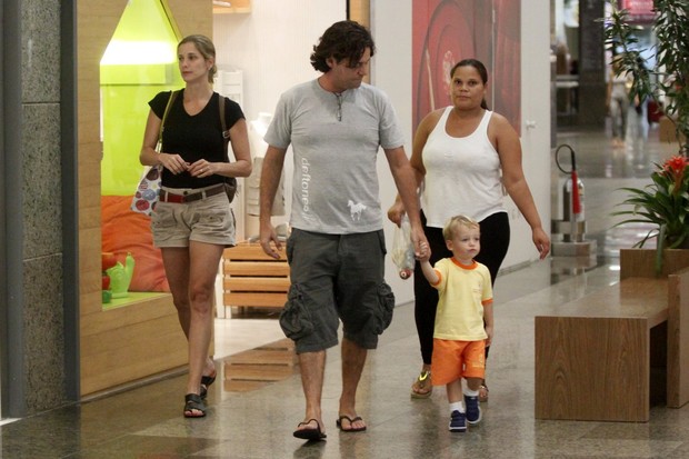 Felipe Camargo vai a shopping com família no RJ (Foto: Marcos Ferreira / FotoRioNews)