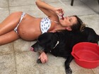 Grávida, Luisa Mell posa de biquíni e diz como proteger os cães no calor