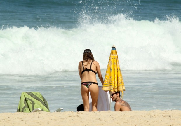  Erika Mader com o marido e a filha na praia do Leblon (Foto: J.Humberto \ AgNews)