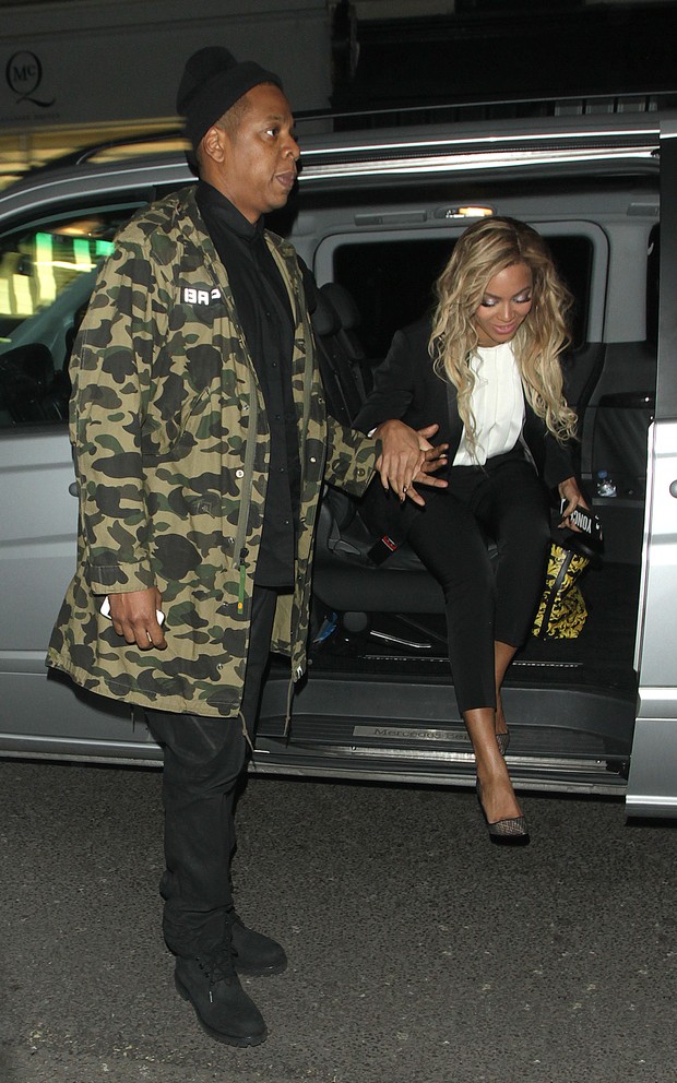 Jay-Z mostra cavalheirismo e dá a mão para Beyoncé descer do carro (Foto: AKM-GSI)