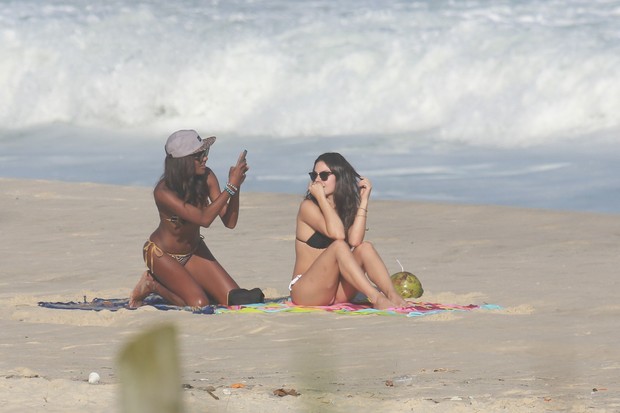 Isis Valverde e Pathy Dejesus na praia (Foto: Wallace Barbosa / AgNews)