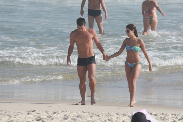 Paloma Bernardi e Thiago Martins na praia (Foto: Dilson Silva / Agnews)