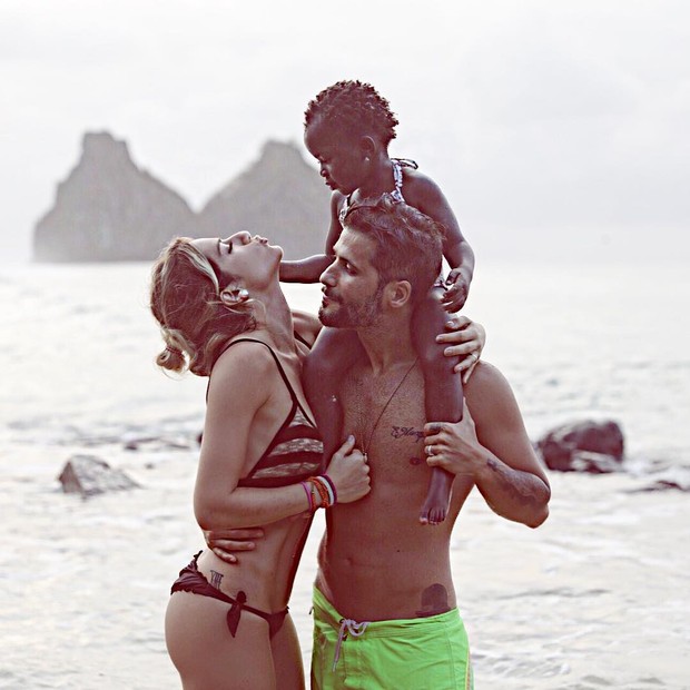 Giovanna Ewbank com Bruno Gagliasso e a filha (Foto: Reprodução/Instagram)