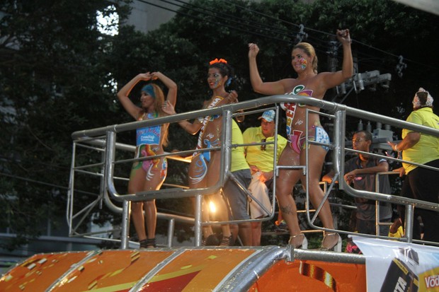 Mulheres nuas dançam em trio do grupo Ed City em Salvador  (Foto: Daniel Delmiro e JC Pereira / Agnews)