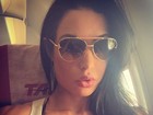 Gracyanne faz selfie em avião e exibe pelinhos dourados no peito
