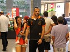 Diego Cavalieri, goleiro do Fluminense, passeia com a família