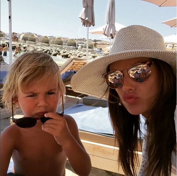 Alessandra Ambrósio e o filho Noah (Foto: Instagram)