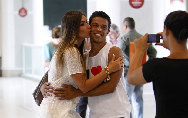 Nicole Bahls tira fotos com fãs no aeroporto Santos Dumont, RJ (Foto: Alice Silva  / AgNews)