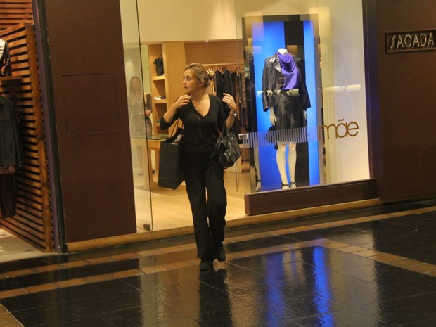 Adriana Esteves em shopping no Rio (Foto: Daniel Delmiro/ Ag. News)