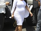 Apesar do inchaço da gravidez, Kim Kardashian não desce do salto