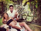 Debby Lagranha mostra o barrigão em foto com o marido e os cães