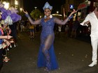 Gaby Amarantos tira onda no carnaval do Rio com vestido transparente